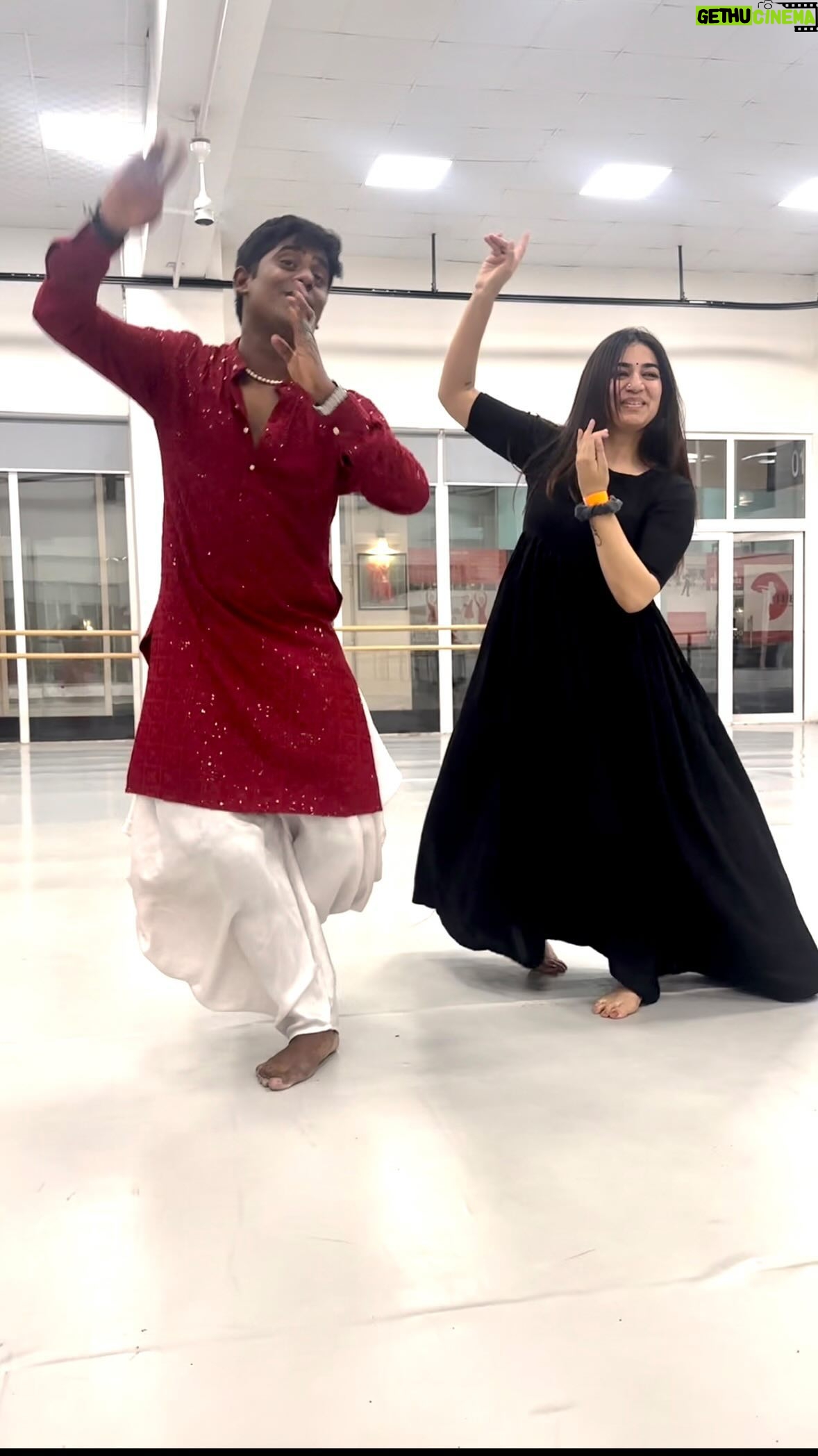 Sakshi Khullar - 3.6K Likes - One life is too short to experience different art forms !!! Here I am trying my best to remember all steps and the beautiful choreography by @vinayakghoshal . 
Every breath I skipped while dancing was every breath I loved ❤️ what a fulfilling experience @natyasocial