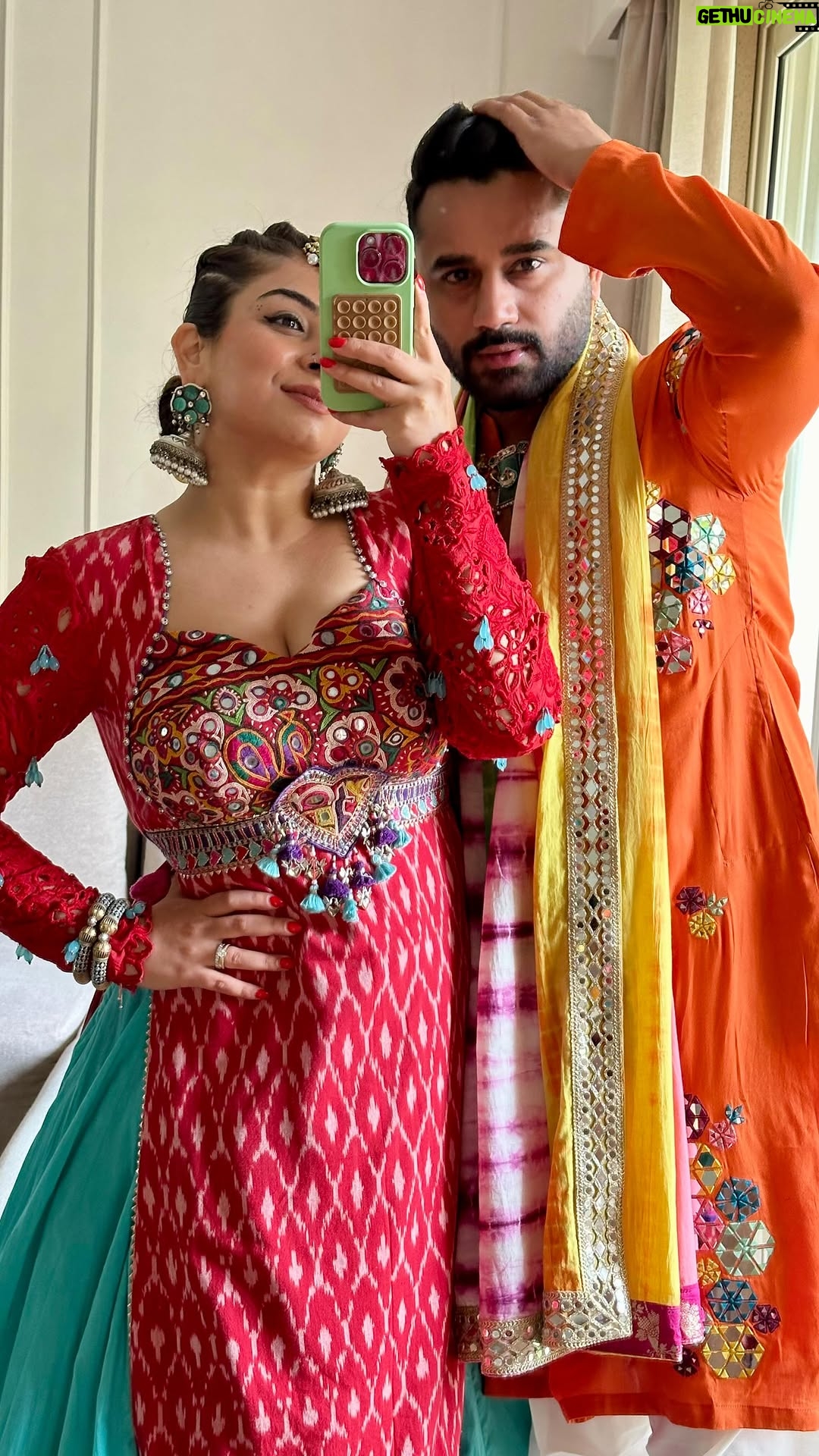 Sakshi sharma - 3.3K Likes - Hu Taari Jhamkudi 🧨⚡️
@prithvi_khakhar & me both in @prachithelabel 
Jewels @nirelia.jewellery 
Juttis @fizzygoblet 
Hair @reenaduttahairstylist 
Bindi book @amazonfashionin @amazondotin 
#styledwithgumani 
Styling assisted by @divya_sanjay8 
Shubh Navratri 🙏🏻🙏🏻