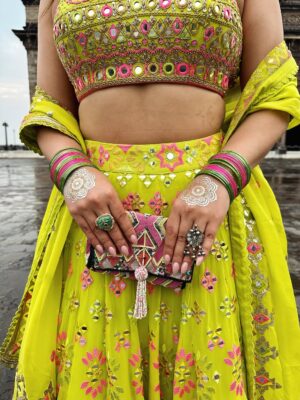 Sakshi sharma Instagram - Shubharambh & Shubh नवरात्री 🙏🏻
Tyohaaron ka mela ab Shuru hota hai ❤️
#styledwithgumani #tyohaarkeliyetaiyaarwithgg