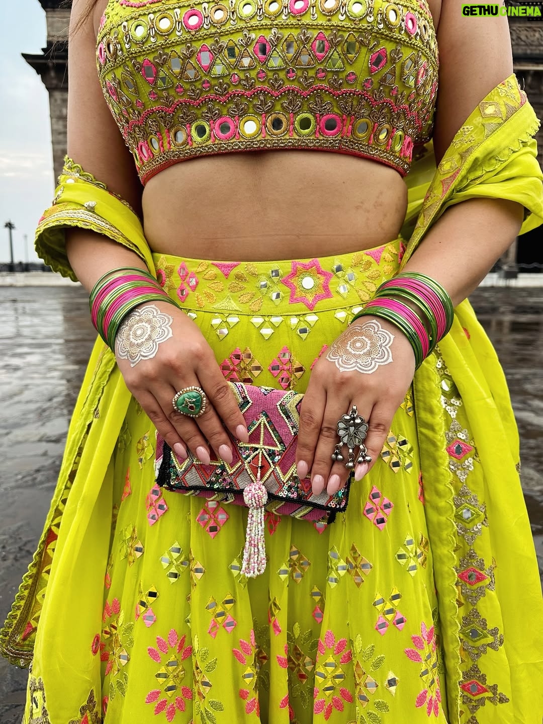 Sakshi sharma - 4.2K Likes - Shubharambh & Shubh नवरात्री 🙏🏻
Tyohaaron ka mela ab Shuru hota hai ❤️
#styledwithgumani #tyohaarkeliyetaiyaarwithgg