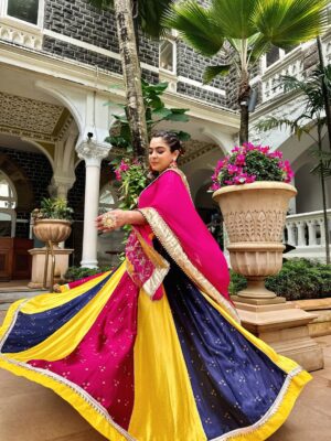 Sakshi sharma Instagram - Shubharambh & Shubh नवरात्री 🙏🏻
Tyohaaron ka mela ab Shuru hota hai ❤️
#styledwithgumani #tyohaarkeliyetaiyaarwithgg