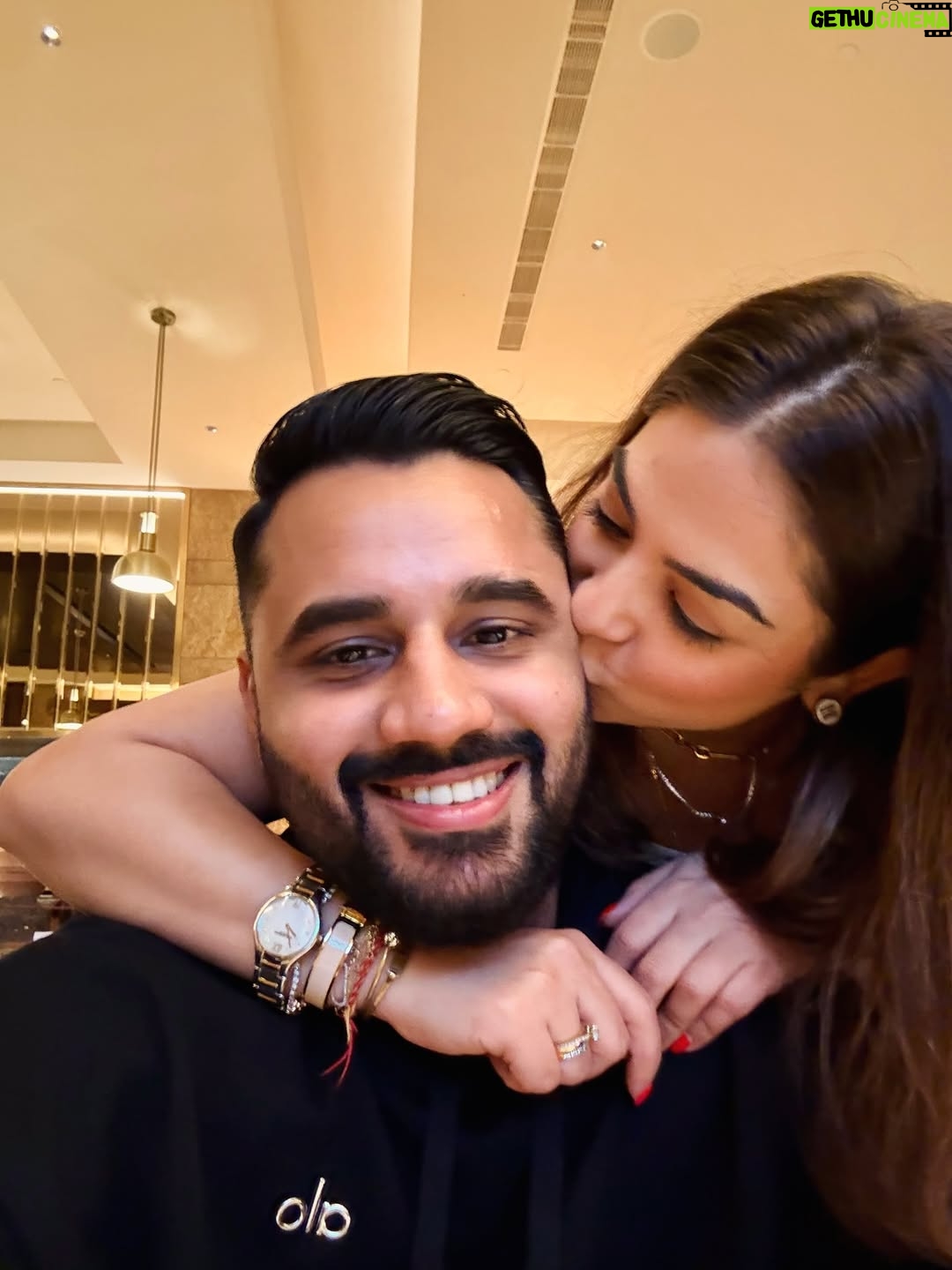 Sakshi sharma - 2.5K Likes - Sunday brunch made perfect with our favourite Italian food at @celinimumbai , one of the best for Italian meals . 
Had a wonderful time , food , Aperol , tiramisu , espresso..uff . 
#styledwithgumani #livinginwithGGandP #GGeatsout #sundaybrunch 
#hosted