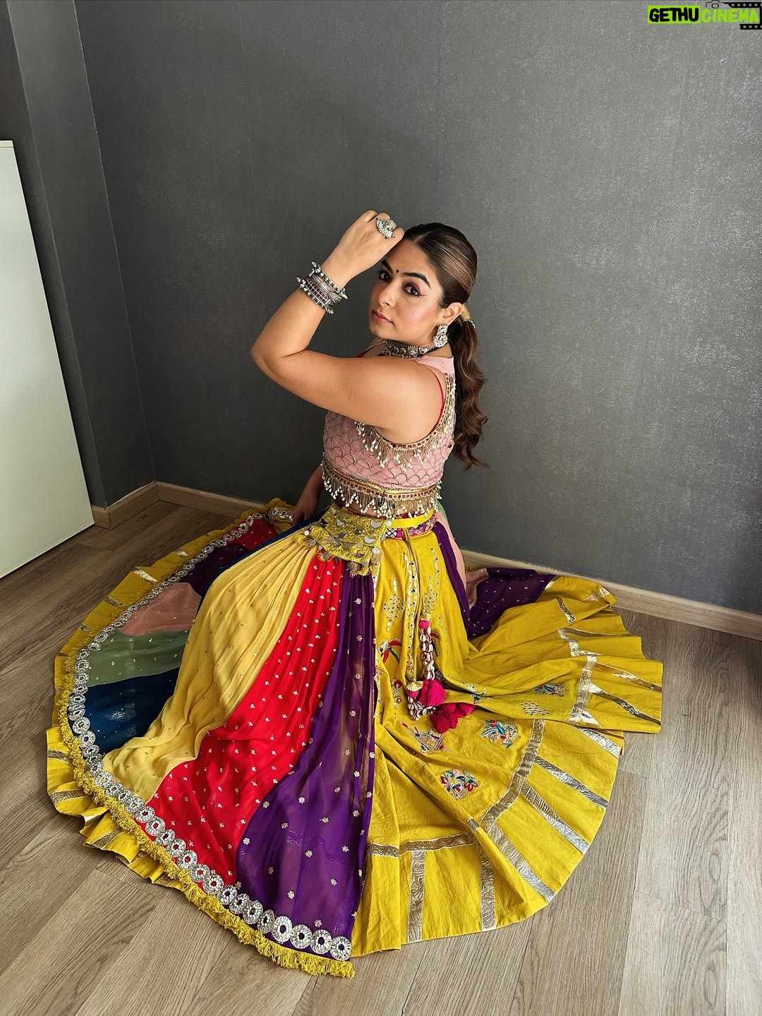 Sakshi sharma - 4.2K Likes - Shubharambh & Shubh नवरात्री 🙏🏻
Tyohaaron ka mela ab Shuru hota hai ❤️
#styledwithgumani #tyohaarkeliyetaiyaarwithgg