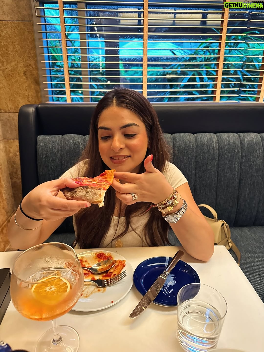 Sakshi sharma - 2.5K Likes - Sunday brunch made perfect with our favourite Italian food at @celinimumbai , one of the best for Italian meals . 
Had a wonderful time , food , Aperol , tiramisu , espresso..uff . 
#styledwithgumani #livinginwithGGandP #GGeatsout #sundaybrunch 
#hosted