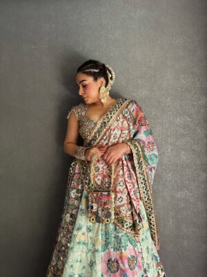 Sakshi sharma Instagram - Shubharambh & Shubh नवरात्री 🙏🏻
Tyohaaron ka mela ab Shuru hota hai ❤️
#styledwithgumani #tyohaarkeliyetaiyaarwithgg
