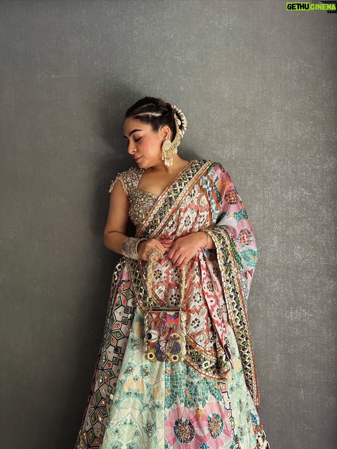 Sakshi sharma - 4.2K Likes - Shubharambh & Shubh नवरात्री 🙏🏻
Tyohaaron ka mela ab Shuru hota hai ❤️
#styledwithgumani #tyohaarkeliyetaiyaarwithgg