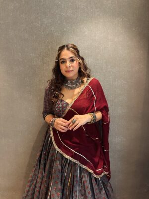 Sakshi sharma Instagram - Shubharambh & Shubh नवरात्री 🙏🏻
Tyohaaron ka mela ab Shuru hota hai ❤️
#styledwithgumani #tyohaarkeliyetaiyaarwithgg
