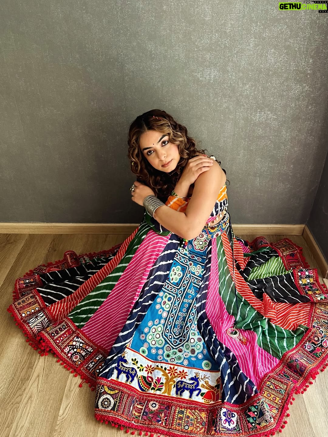 Sakshi sharma - 4.2K Likes - Shubharambh & Shubh नवरात्री 🙏🏻
Tyohaaron ka mela ab Shuru hota hai ❤️
#styledwithgumani #tyohaarkeliyetaiyaarwithgg