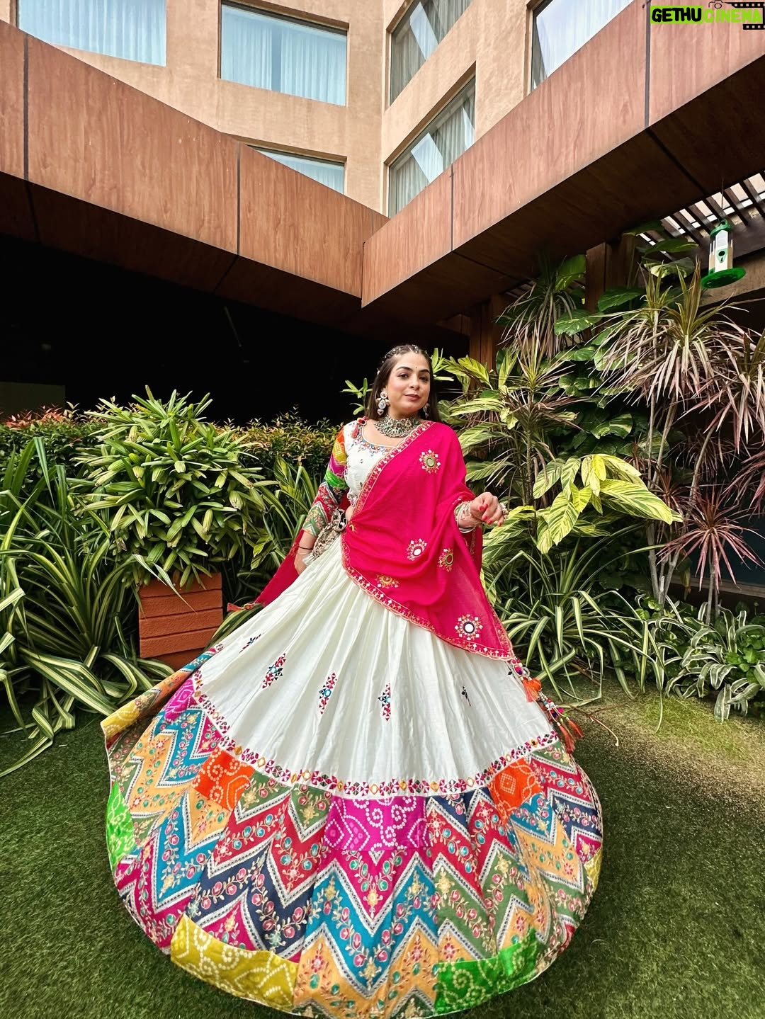 Sakshi sharma - 4.2K Likes - Shubharambh & Shubh नवरात्री 🙏🏻
Tyohaaron ka mela ab Shuru hota hai ❤️
#styledwithgumani #tyohaarkeliyetaiyaarwithgg
