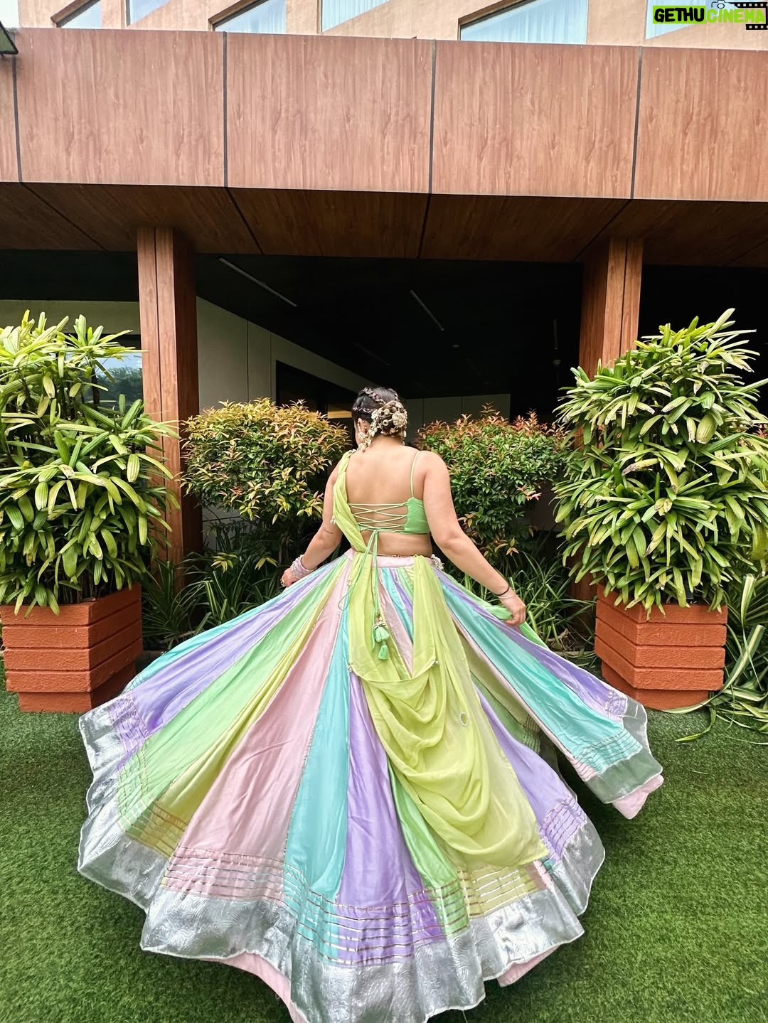Sakshi sharma - 4.2K Likes - Shubharambh & Shubh नवरात्री 🙏🏻
Tyohaaron ka mela ab Shuru hota hai ❤️
#styledwithgumani #tyohaarkeliyetaiyaarwithgg
