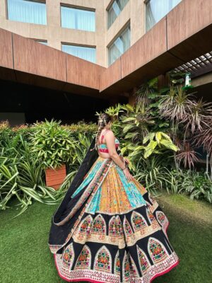 Sakshi sharma Instagram - Shubharambh & Shubh नवरात्री 🙏🏻
Tyohaaron ka mela ab Shuru hota hai ❤️
#styledwithgumani #tyohaarkeliyetaiyaarwithgg