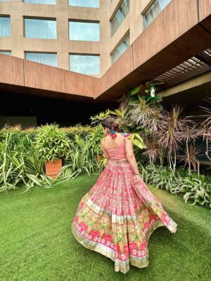 Sakshi sharma Instagram - Shubharambh & Shubh नवरात्री 🙏🏻
Tyohaaron ka mela ab Shuru hota hai ❤️
#styledwithgumani #tyohaarkeliyetaiyaarwithgg