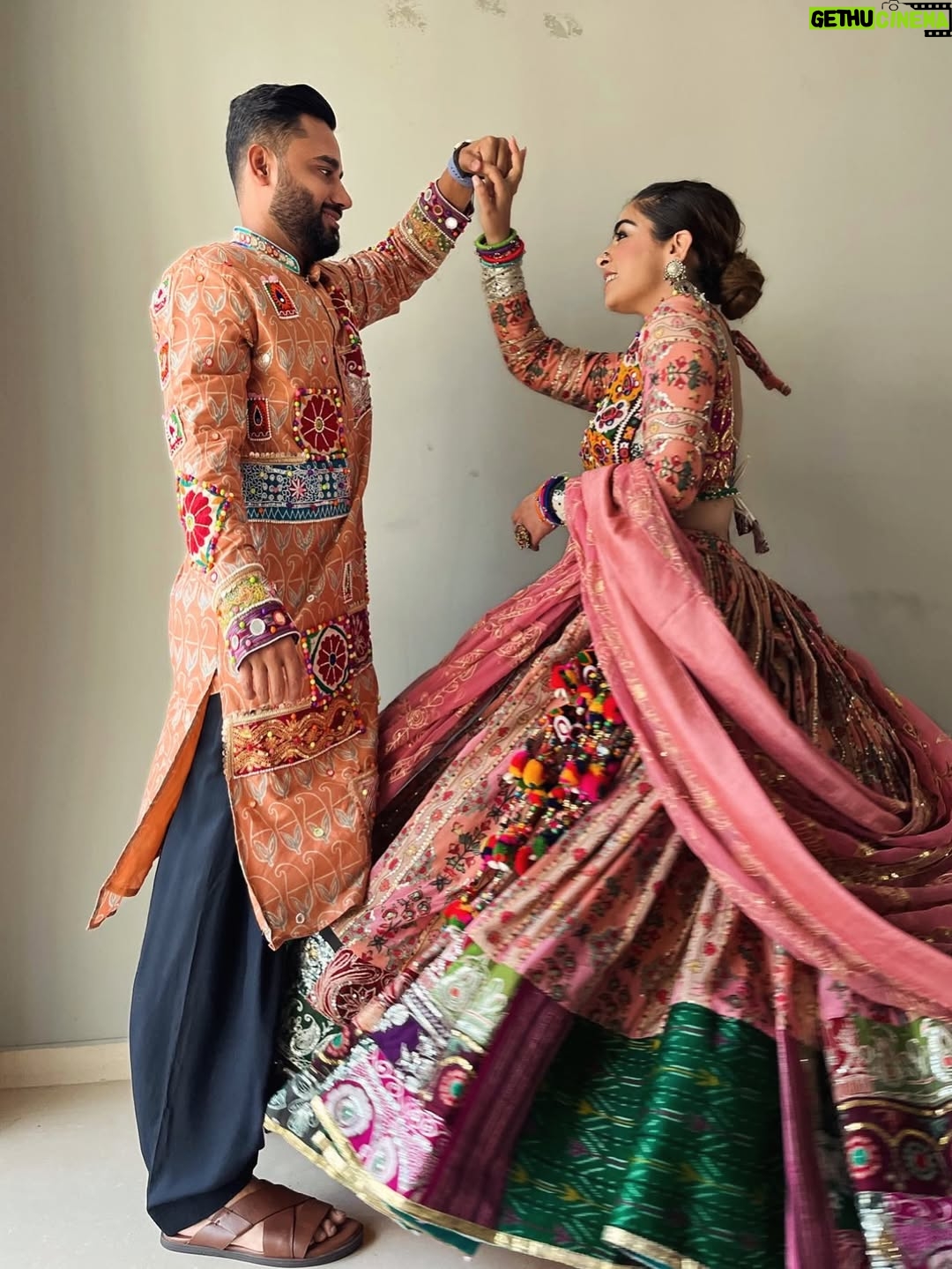 Sakshi sharma - 4.2K Likes - Shubharambh & Shubh नवरात्री 🙏🏻
Tyohaaron ka mela ab Shuru hota hai ❤️
#styledwithgumani #tyohaarkeliyetaiyaarwithgg