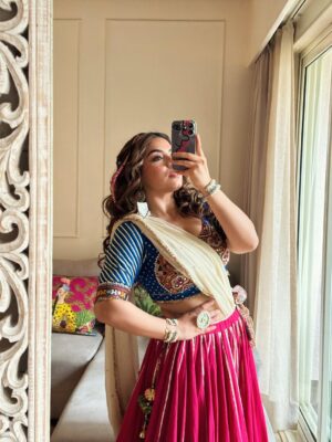 Sakshi sharma Instagram - Shubharambh & Shubh नवरात्री 🙏🏻
Tyohaaron ka mela ab Shuru hota hai ❤️
#styledwithgumani #tyohaarkeliyetaiyaarwithgg