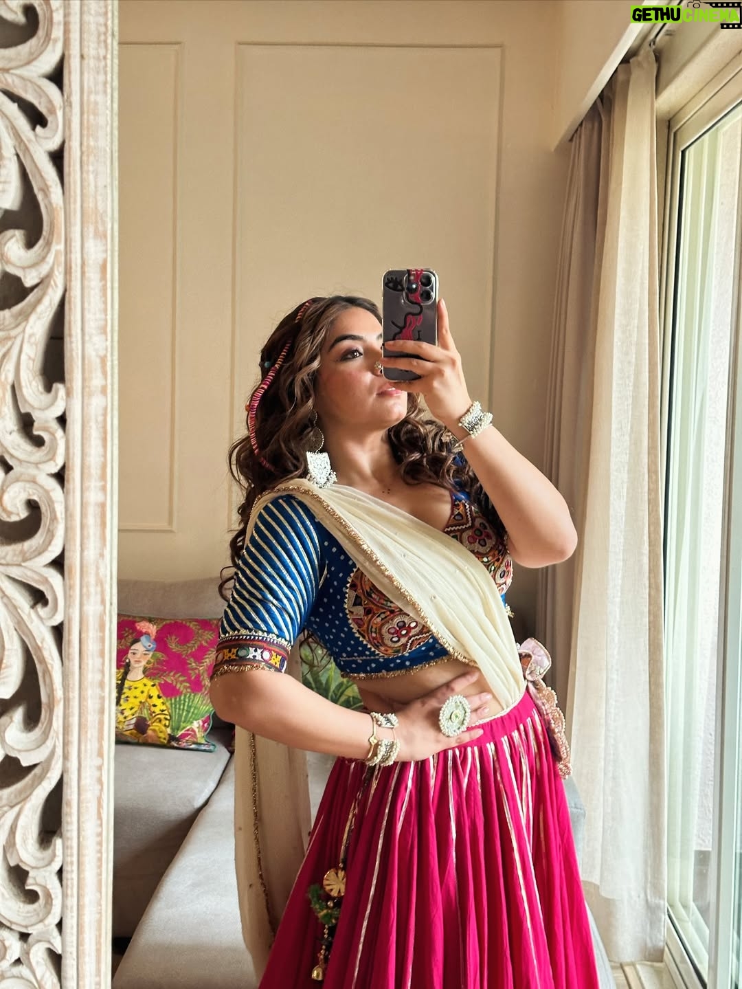 Sakshi sharma - 4.2K Likes - Shubharambh & Shubh नवरात्री 🙏🏻
Tyohaaron ka mela ab Shuru hota hai ❤️
#styledwithgumani #tyohaarkeliyetaiyaarwithgg