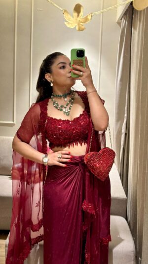 Sakshi sharma Instagram - लाल rang lagwaye ❤️🌹
Outfit @label_naibah 
Jewels @karishma.joolry 
Both via @dipublicrelations 
Hair @reenaduttahairstylist 
Makeup by yours truly ❤️
Ready to paint the town red 💋
#styledwithgumani #grwm