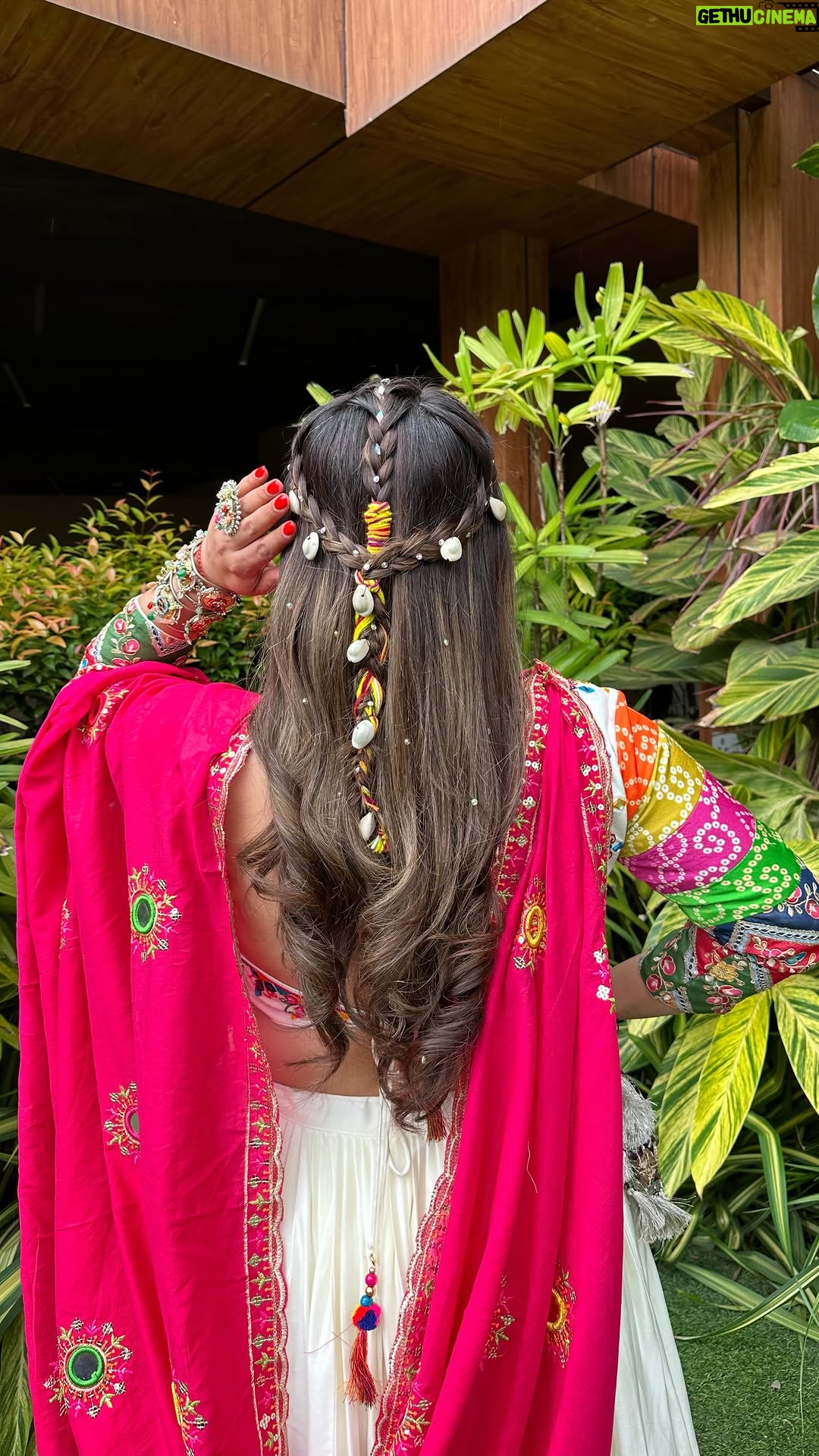 Sakshi sharma - 2.6K Likes - #नवरात्रिkerangggkeसंग 
एपिसोड 4
Chaniya Choli @aneri_nx 
Jewels  @mortantra 
Bag @payalsinghal 
Hair @reenaduttahairstylist 
Styling assisted by @divya_sanjay8 
#save it to #style it kyunki Navratri season ab door nai . 
#styledwithgumani