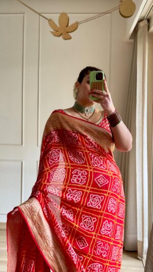 Sakshi sharma Instagram - हम दिल दे चुके सनम 🌹
Bandhini & laal rang & suhagan just a perfect combination na ?? 
Sari @anjanabohra_official via @dipublicrelations 
Jewels @finesilverjewels_rj 
Heels @crimzonworld 
Bag @tanandloom 
Gajra bun , sindoor and choodiyan to complete the look . 
Hair @reenaduttahairstylist 
Karwa Chauth ready . ❤️
#styledwithgumani 
Styling assisted by @divya_sanjay8