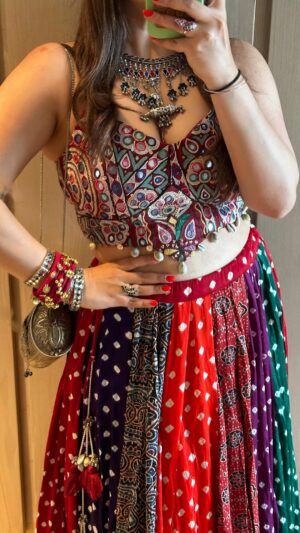 Sakshi sharma Instagram - #नवरात्रिkerangggkeसंग 
एपिसोड 3 
Chaniya Choli @manasika.in 
Jewels  @the_chandi_studio @ektara_world 
Bangles @creativebhel 
Juttis @pixiepearlzofficial 
Sunglasses @yslbeauty 
Hair @reenaduttahairstylist 
Styling assisted by @divya_sanjay8 
#save it to #style it kyunki Navratri season ab door nai . 
#styledwithgumani