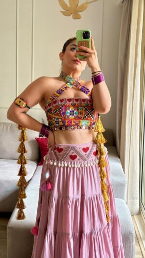 Sakshi sharma Instagram - Main toh chali ❤️🩷.. 
ghagra choli @_jd_couture @braanding_b 
Accessories my main star of this look @shopziddi 
Juttis @fizzygoblet 
Hair @reenaduttahairstylist 
#styledwithgumani 
Styling assisted by @divya_sanjay8 
#save Karlo for a Hatke garba look . 
Waise ek baat batao how many hearts can you see in the look ?