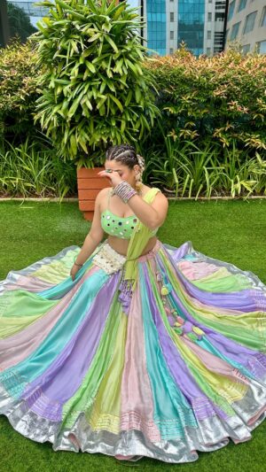 Sakshi sharma Instagram - #नवरात्रिkerangggkeसंग 
एपिसोड 2
Chaniya Choli @indranistore 
Jewels and hair accessory @_krafterina @ektara_world 
Bangles and ring @creativebhel 
Juttis @fizzygoblet 
Bindi book @amazonfashionin 
Hair @reenaduttahairstylist 
Styling assisted by @divya_sanjay8 
#save it to #style it kyunki Navratri season ab door nai . 
#styledwithgumani