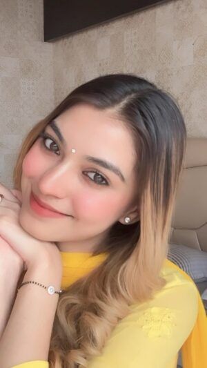 Saksshhyy Instagram - Yellow emoji’s only 💛✨ 

#reels #reelkarofeelkaro #reelitfeelit #foryou #foryoupage #explore #explorepage #trendingreels #trending #fyp
