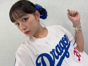 Sakurako Ohara Instagram - ブルーサマーフェスティバル 2025
バンテリンドーム ナゴヤにお越し頂き有難うございました✨
セレモニアルピッチはめっちゃくちゃ練習したのに、本番発揮出来なくて泣きそうでした😢笑
いつかリベンジします!
今日何球投げたかわからない、、明日は筋肉痛です💦
中日ドラゴンズの選手の方々が、わたしのインスタのカニ食べてる動画を見てらっしゃったみたいで、、たぶん“朝からカニに喰らいつく人”ってイメージなんだろうなぁと🦀
ミニライブは照らしてくださる青いペンライトがとても綺麗で感動✨
ありがとうございました!!