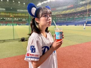 Sakurako Ohara Instagram - ブルーサマーフェスティバル 2025
バンテリンドーム ナゴヤにお越し頂き有難うございました✨
セレモニアルピッチはめっちゃくちゃ練習したのに、本番発揮出来なくて泣きそうでした😢笑
いつかリベンジします!
今日何球投げたかわからない、、明日は筋肉痛です💦
中日ドラゴンズの選手の方々が、わたしのインスタのカニ食べてる動画を見てらっしゃったみたいで、、たぶん“朝からカニに喰らいつく人”ってイメージなんだろうなぁと🦀
ミニライブは照らしてくださる青いペンライトがとても綺麗で感動✨
ありがとうございました!!