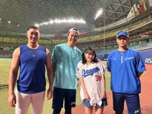 Sakurako Ohara Instagram - ブルーサマーフェスティバル 2025
バンテリンドーム ナゴヤにお越し頂き有難うございました✨
セレモニアルピッチはめっちゃくちゃ練習したのに、本番発揮出来なくて泣きそうでした😢笑
いつかリベンジします!
今日何球投げたかわからない、、明日は筋肉痛です💦
中日ドラゴンズの選手の方々が、わたしのインスタのカニ食べてる動画を見てらっしゃったみたいで、、たぶん“朝からカニに喰らいつく人”ってイメージなんだろうなぁと🦀
ミニライブは照らしてくださる青いペンライトがとても綺麗で感動✨
ありがとうございました!!