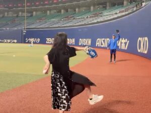 Sakurako Ohara Instagram - ブルーサマーフェスティバル 2025
バンテリンドーム ナゴヤにお越し頂き有難うございました✨
セレモニアルピッチはめっちゃくちゃ練習したのに、本番発揮出来なくて泣きそうでした😢笑
いつかリベンジします!
今日何球投げたかわからない、、明日は筋肉痛です💦
中日ドラゴンズの選手の方々が、わたしのインスタのカニ食べてる動画を見てらっしゃったみたいで、、たぶん“朝からカニに喰らいつく人”ってイメージなんだろうなぁと🦀
ミニライブは照らしてくださる青いペンライトがとても綺麗で感動✨
ありがとうございました!!