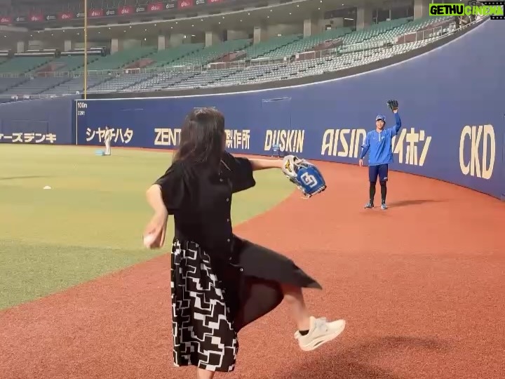 Sakurako Ohara - 15.7K Likes - ブルーサマーフェスティバル 2025
バンテリンドーム ナゴヤにお越し頂き有難うございました✨

セレモニアルピッチはめっちゃくちゃ練習したのに、本番発揮出来なくて泣きそうでした😢笑
いつかリベンジします！
今日何球投げたかわからない、、明日は筋肉痛です💦

中日ドラゴンズの選手の方々が、わたしのインスタのカニ食べてる動画を見てらっしゃったみたいで、、たぶん“朝からカニに喰らいつく人”ってイメージなんだろうなぁと🦀

ミニライブは照らしてくださる青いペンライトがとても綺麗で感動✨
ありがとうございました！！
