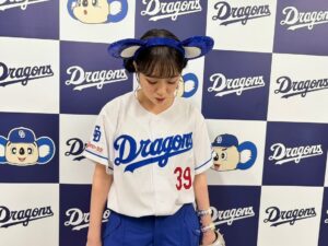 Sakurako Ohara Instagram - ブルーサマーフェスティバル 2025
バンテリンドーム ナゴヤにお越し頂き有難うございました✨
セレモニアルピッチはめっちゃくちゃ練習したのに、本番発揮出来なくて泣きそうでした😢笑
いつかリベンジします!
今日何球投げたかわからない、、明日は筋肉痛です💦
中日ドラゴンズの選手の方々が、わたしのインスタのカニ食べてる動画を見てらっしゃったみたいで、、たぶん“朝からカニに喰らいつく人”ってイメージなんだろうなぁと🦀
ミニライブは照らしてくださる青いペンライトがとても綺麗で感動✨
ありがとうございました!!