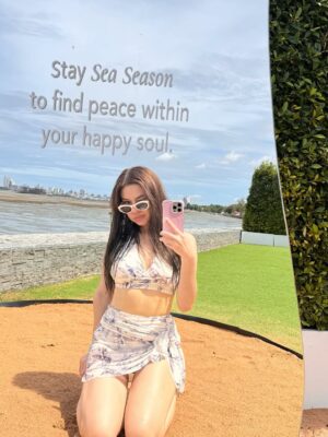 Samantha Melanie Coates Instagram - Thinkin’ ’bout 🏖️