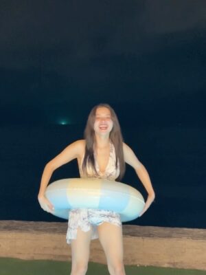 Samantha Melanie Coates Instagram - Thinkin’ ’bout 🏖️