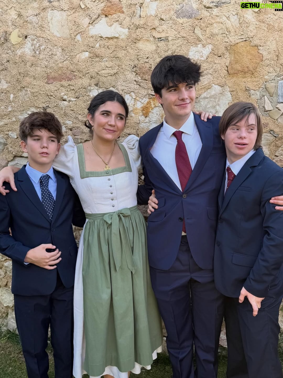 Samantha Vallejo-Nágera - 21.2K Likes - Boda en familia @boscovn96 y @pazlf felicidades 
@denaturapedraza 
@samanthacatering