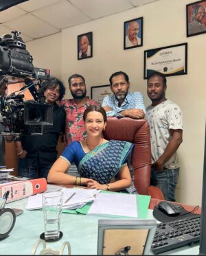 Samiksha Bhatnagar Instagram - #BTS - Charismatic Team of #DharaviBank 🫶❤️🔥Beautifully Crafted by the Fantabulous Dir @samitkakkad 🎞️
@mxplayer @suniel.shetty @vivekoberoi @percyfication @dopvijay @costumetales
#dharavibank #irawati #webserie #mxplayer