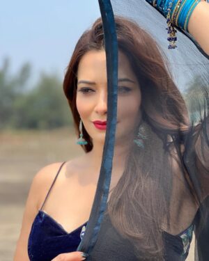 Samiksha Bhatnagar Instagram - SUMMER GLOW 🐟🦋🌊
Hair by @shubhangi_nimbarkar
#comingsoon #bts #new #glam #saree #samikssha #samiksshabhatnagar.