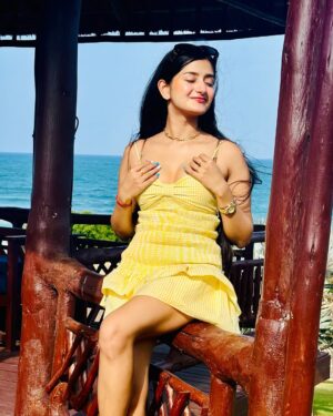 Samiksha Kapoor Instagram - Love looks pretty on me 🌻💛🌼
Outfit - @zara
Footwear - @dior
.
.
.
.
.
#instagram#instagood#instalike#instadaily#picoftheday#outfit#explore#explorepage#fyp