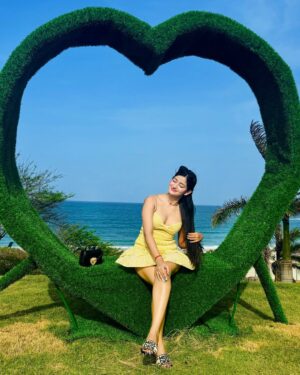 Samiksha Kapoor Instagram - Love looks pretty on me 🌻💛🌼
Outfit - @zara
Footwear - @dior
.
.
.
.
.
#instagram#instagood#instalike#instadaily#picoftheday#outfit#explore#explorepage#fyp