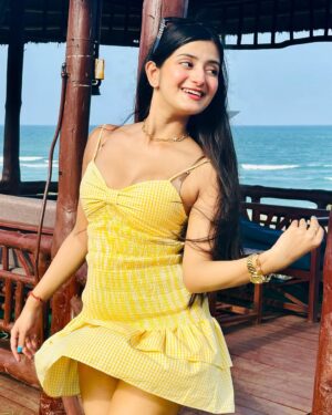 Samiksha Kapoor Instagram - Love looks pretty on me 🌻💛🌼
Outfit - @zara
Footwear - @dior
.
.
.
.
.
#instagram#instagood#instalike#instadaily#picoftheday#outfit#explore#explorepage#fyp