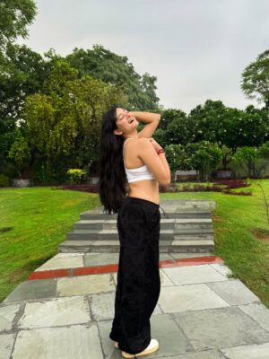 Samiksha Kapoor Instagram - Lost in drops 🤍🌧️
.
.
.
.
.
#instagram#instapic#instamood#instagood#rain#pic#picoftheday#outfit#monsoon#monsoonvibes#aesthetic#saiyaara#explore#explorepage#fyp