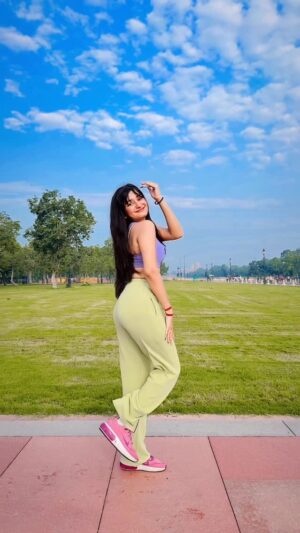 Samiksha Kapoor Instagram - Sirraaa💜
.
.
@gururandhawa
.
.
.
#reels#instagram#reelsinstagram#reelitfeelit#reelsd aily#dance#dancer#dancereels#reeloftheday#trendi ng#trend#viral#viralvideos#trendingaudio#explore# explorepage#fyp