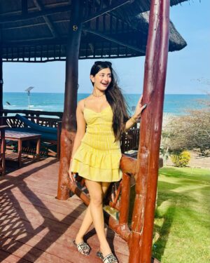 Samiksha Kapoor Instagram - Love looks pretty on me 🌻💛🌼
Outfit - @zara
Footwear - @dior
.
.
.
.
.
#instagram#instagood#instalike#instadaily#picoftheday#outfit#explore#explorepage#fyp