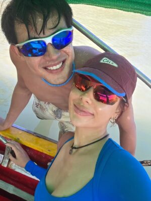 Sammy Cowell Instagram - Happy Birthday @champ_chanatip my adventure buddy 

เกิดมาให้ข้าลำบาก 😬 

ช่องแดงใกล้มาแล้ว @roammatee