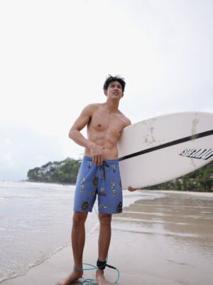 Sammy Cowell Instagram - Happy Birthday @champ_chanatip my adventure buddy 

เกิดมาให้ข้าลำบาก 😬 

ช่องแดงใกล้มาแล้ว @roammatee