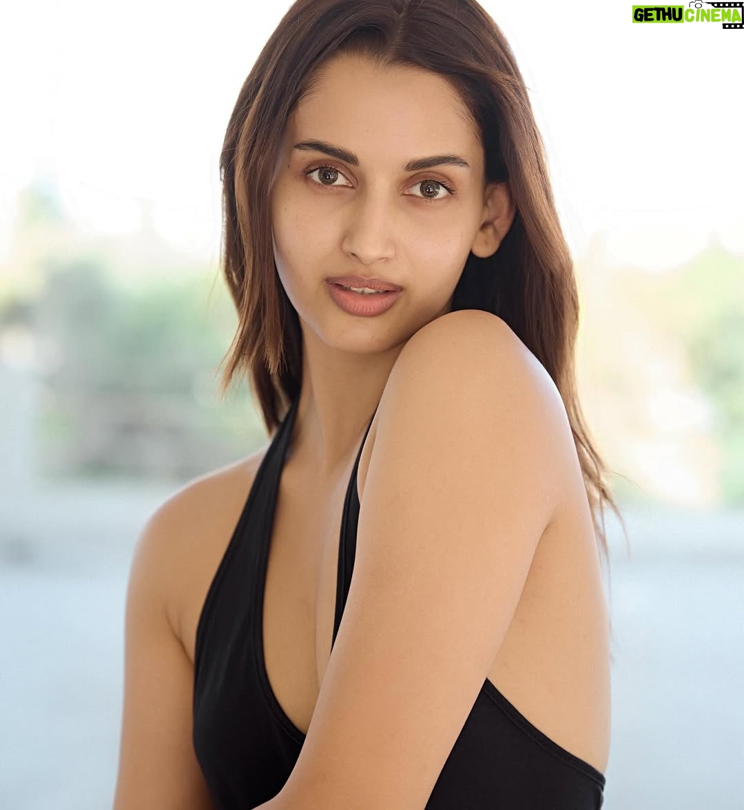 Samreen Kaur - 1.6K Likes - Mandates…
Wonder why I never went bare skin, without any makeup infront of the camera… more of that starting today.