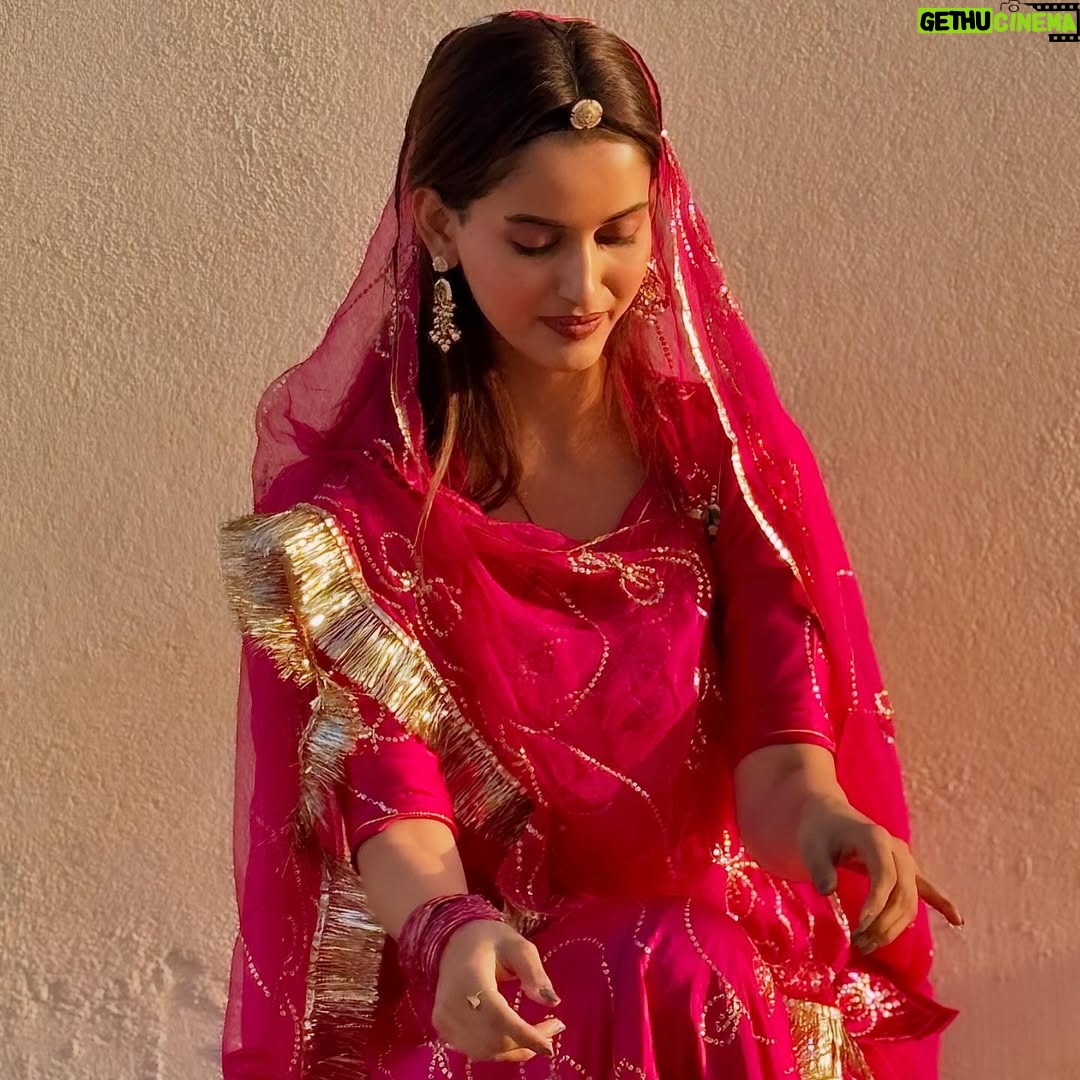 Samreen Kaur - 2.6K Likes - Did a lot of culture thingy past 2 days and some fashion… 
Some snippets from Aidana for you guys… 

Rani Sa bani thi ek din keliye… koi Hukum ho dhyaan mein mere liye, toh batana jaroor :p