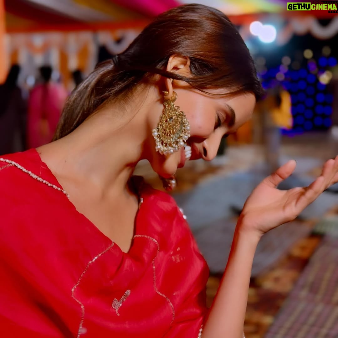 Samreen Kaur - 2.6K Likes - Did a lot of culture thingy past 2 days and some fashion… 
Some snippets from Aidana for you guys… 

Rani Sa bani thi ek din keliye… koi Hukum ho dhyaan mein mere liye, toh batana jaroor :p
