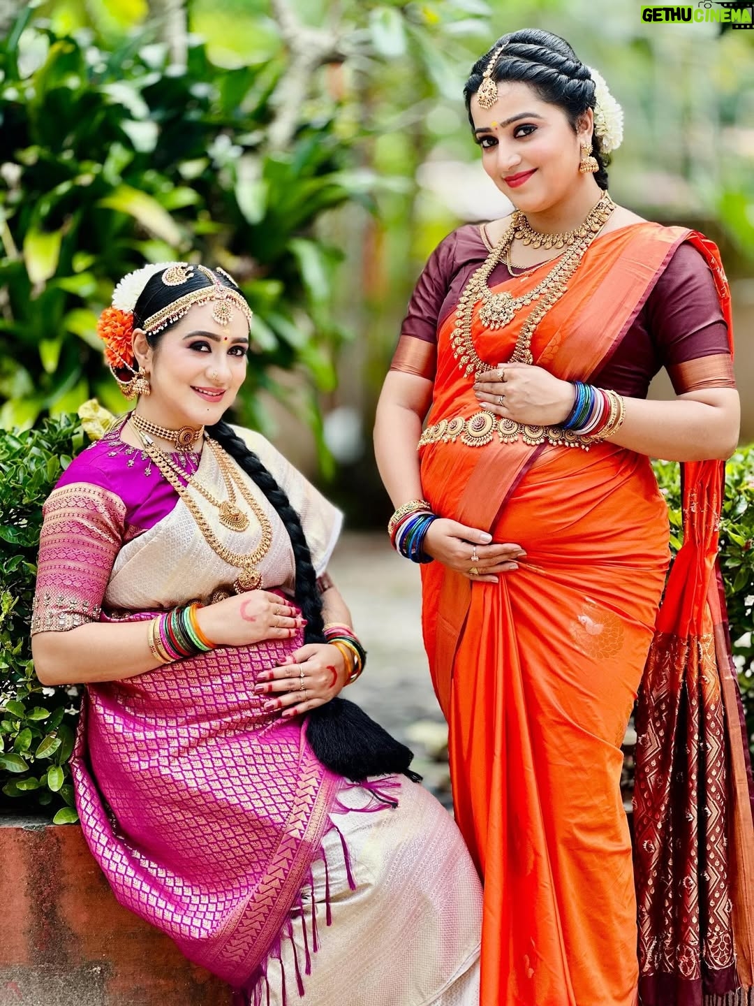 Samskruthy Shenoy - 14K Likes - Embracing the beauty of motherhood... 
valakappu function @premapooja serial location….

#babybump #valakappu #suryatv #premapooja #premapoojaonsuryatv