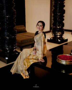 Samvrutha Sunil Instagram - It feels extra special to get this gorgeous soul @samvrithaakhil ready @live_in_more_style - my all time favourite girl- all dressed up in a golden saree and classic black blouse ✨ 
I had the joy of creating this look for her while we had our much needed girl’s time together — makeup and hair by me @swethakunjan86 @live_in_more_style 🌼
Onam may be a little early this year… but we’re already soaking in the festive feels 💛

Hair @live_in_more_style 
Makeup @live_in_more_style 
Saree @ammu_abraham 
Photography 📸 : @cam__addicted_ 

#liveinstyle #liveinmorestyle #samvrithaakhil #kochi #earlyonamvibes #samvrithasunil #onamready #stylebyme #swethakunjan #shobakunjan